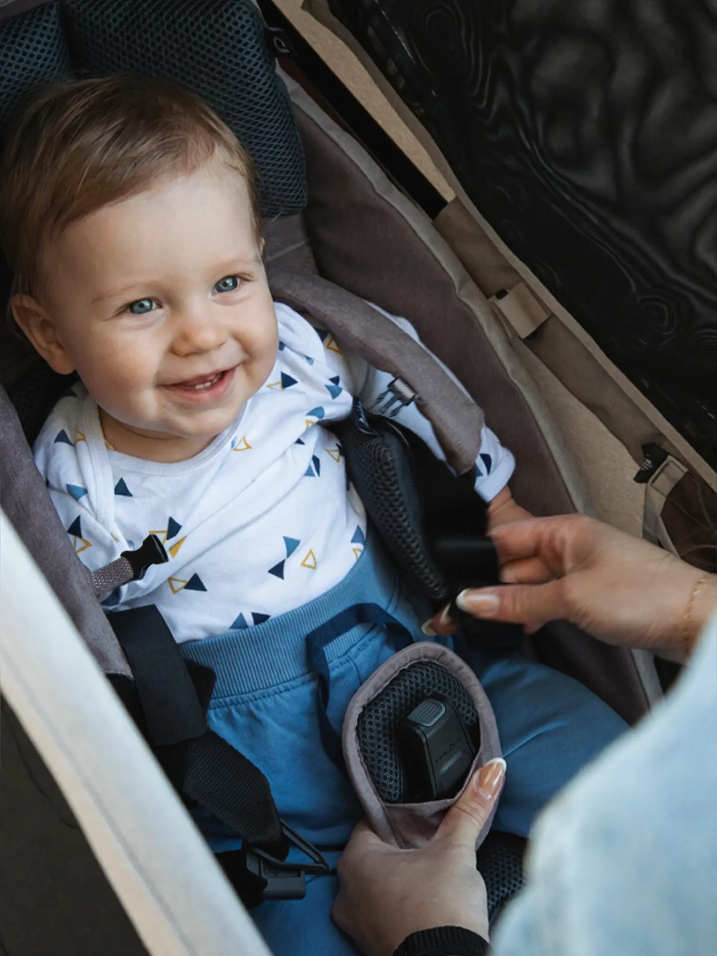 Sicher angeschnallt. Rundum happy. 🤎
Das magnetische FIDLOCK 5-Punkt-Gurtsystem im Kidgoo Pro macht das Anschnallen besonders schnell, intuitiv und komfortabel.

#KidgooPro #Qeridoo #FamilyRide #BikeTrailer #ReadyForAdventure