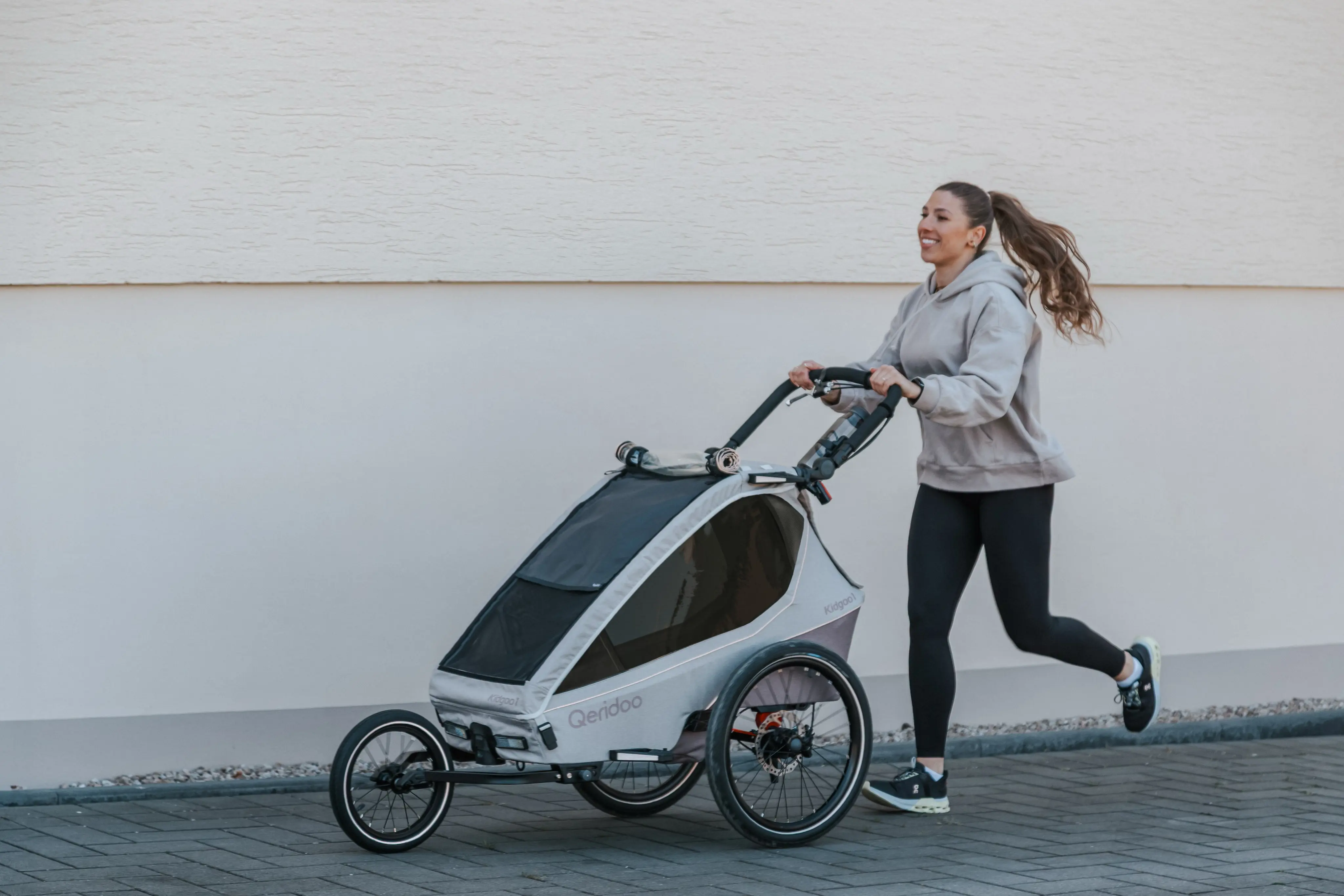 Laufschuhe an, Lieblingsroute wählen und 
einfach los 🏃‍♀️💨
Mit dem Kidgoo Pro bist Du auch beim Joggen bestens ausgestattet: Das Joggerrad ist bereits inklusive und die vormontierte Scheibenbremse sorgt für zusätzliche Kontrolle, wenn es sportlicher wird.
So wird aus jeder Runde ein kleines Abenteuer 🤎