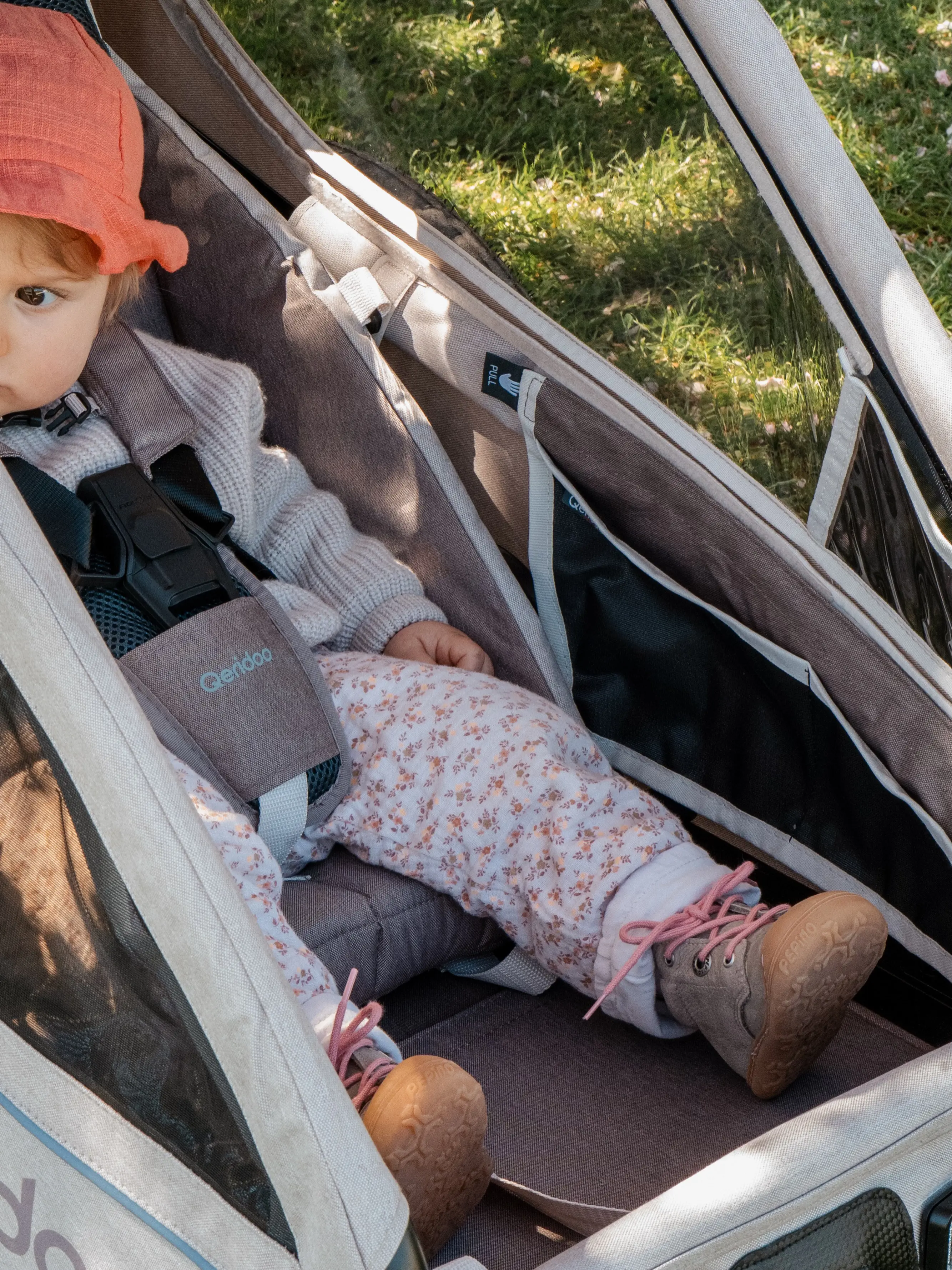Kleine Füße, große Abenteuer 🤎☀️
Im Kidgoo Pro sitzt Dein Kind sicher, bequem und bestens geschützt, bereit für jede gemeinsame Tour. 
Dank komfortablem Sitzsystem und magnetischem FIDLOCK Gurtschloss wird jede Fahrt entspannt und gemütlich. 🚴🌿

#KidgooPro #Qeridoo #FamilyAdventure #BikeTrailerLife #ReadyForAdventure