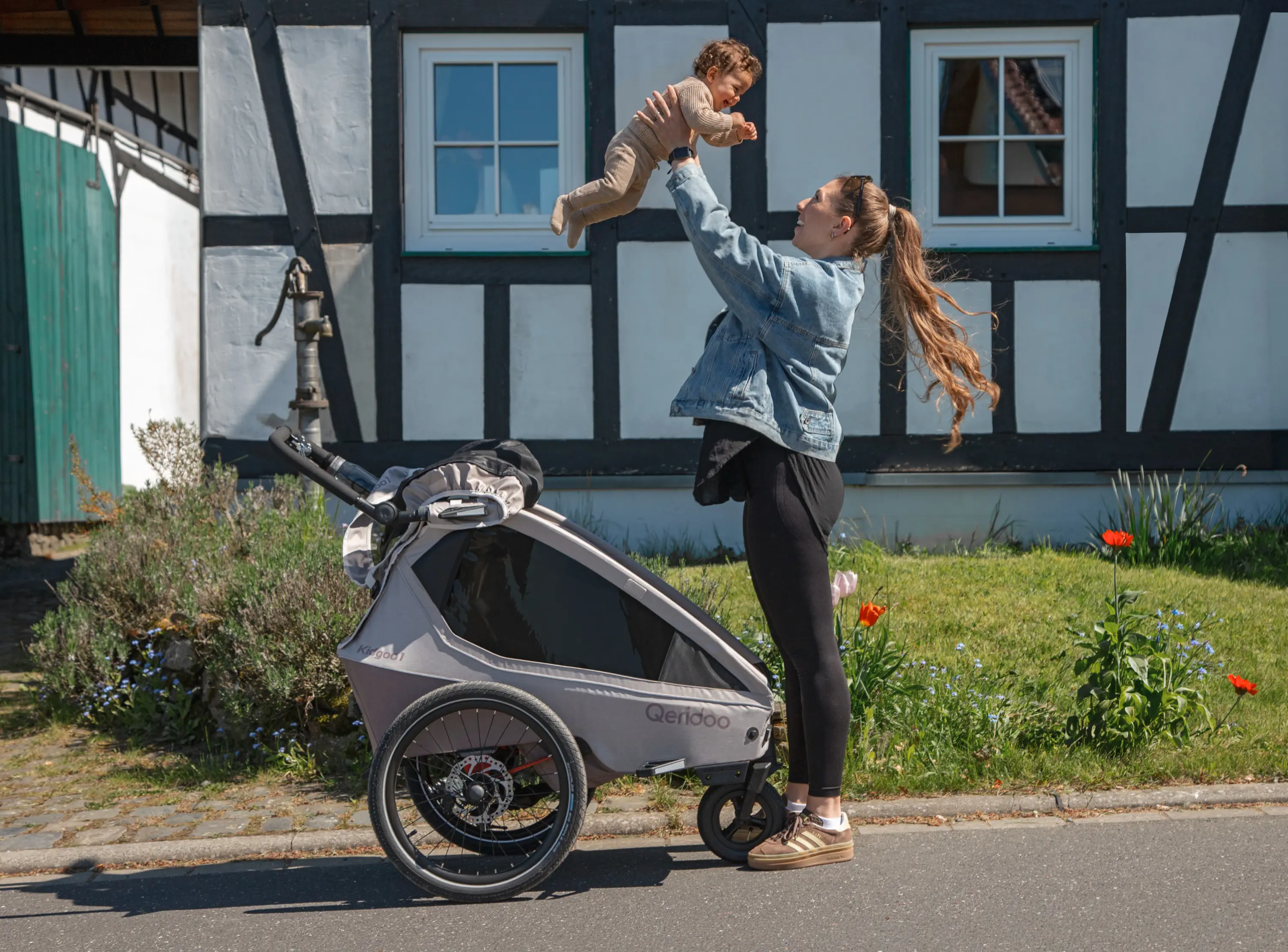 Mehr Ausstattung. Mehr Möglichkeiten. Mehr gemeinsame Abenteuer. 🤎
Der Kidgoo Pro begleitet Euch flexibel durch den Familienalltag und ist immer dann dabei, wenn aus einem normalen Tag ein kleiner Lieblingsmoment wird. Ob Fahrradtour, Spaziergang oder Laufrunde, mit vormontierter Scheibenbremse, Joggerrad inklusive und jeder Menge Komfort seid Ihr bereit für alles, was Euer Tag mit sich bringt. 🚲🏃‍♀️✨
Mehr draußen sein, mehr gemeinsam erleben und einfach losziehen. 💛
#qeridoo #kidgoopro #fahrradanhänger #familienabenteuer #unterwegsmitkind